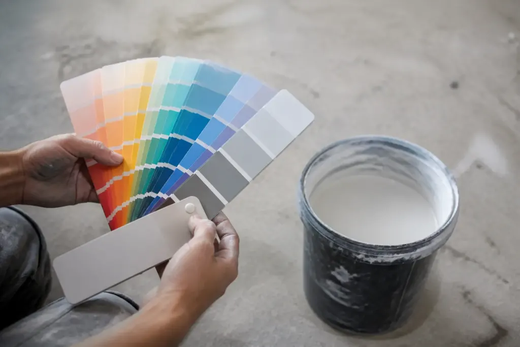 Echantillons de teintes multicolores et pot de peinture