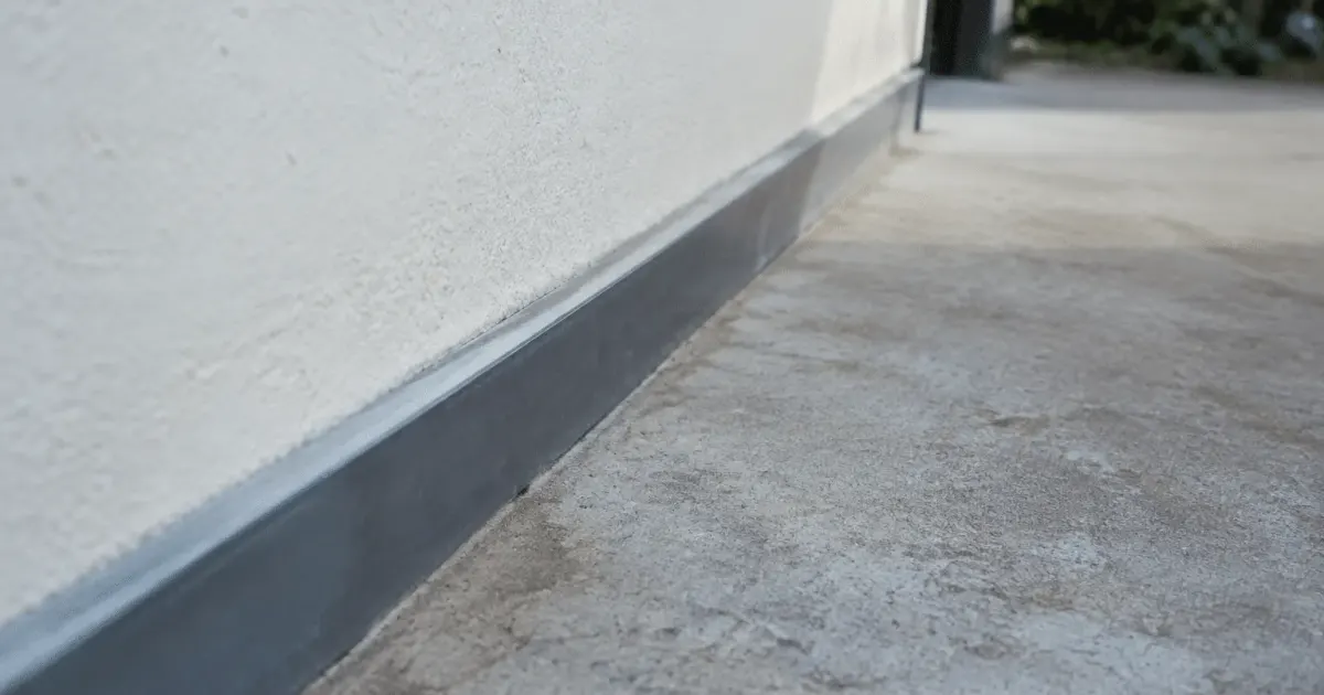Joint metallique entre terrasse beton et mur maison verticale