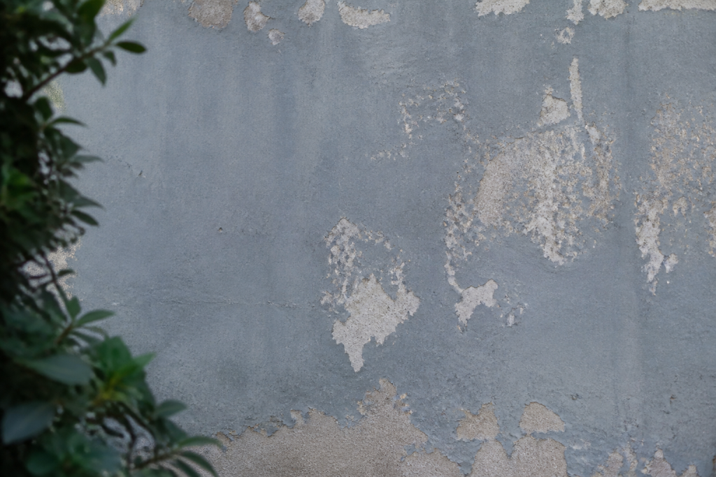 Mur beton gris peinture ecaillee par zones