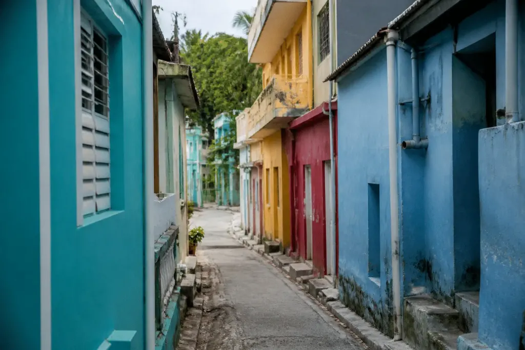 Immeubles colorés serrés dans rue étroite caribéenne