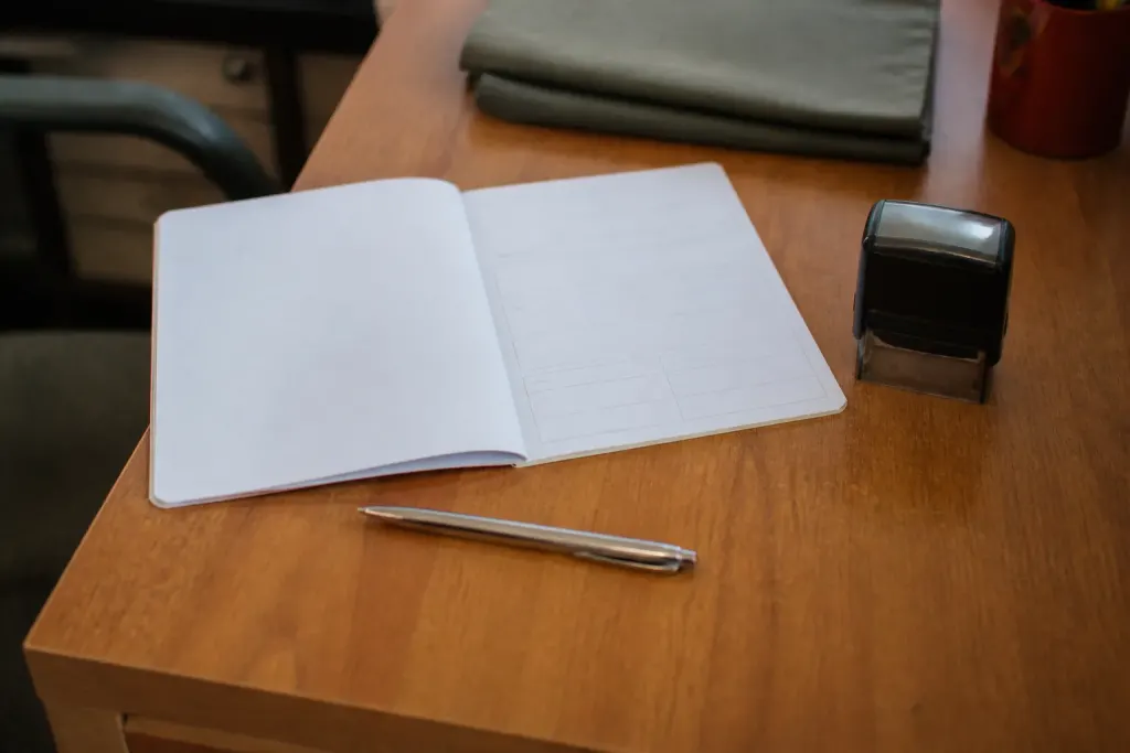 Formulaire papier ouvert sur bureau avec stylo et tampon