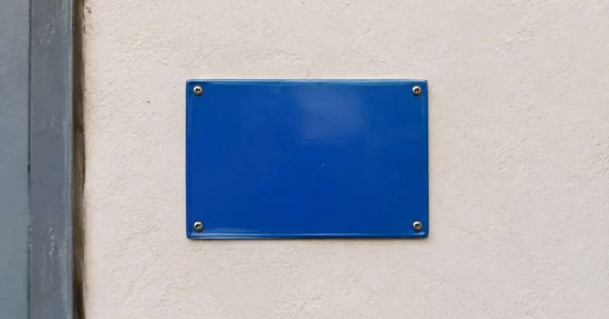 Panneau bleu 40000 fixé sur mur clair