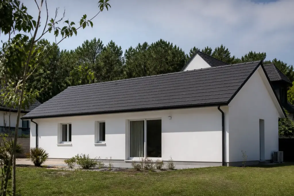 Pavillon blanc de plain pied avec toit deux pans