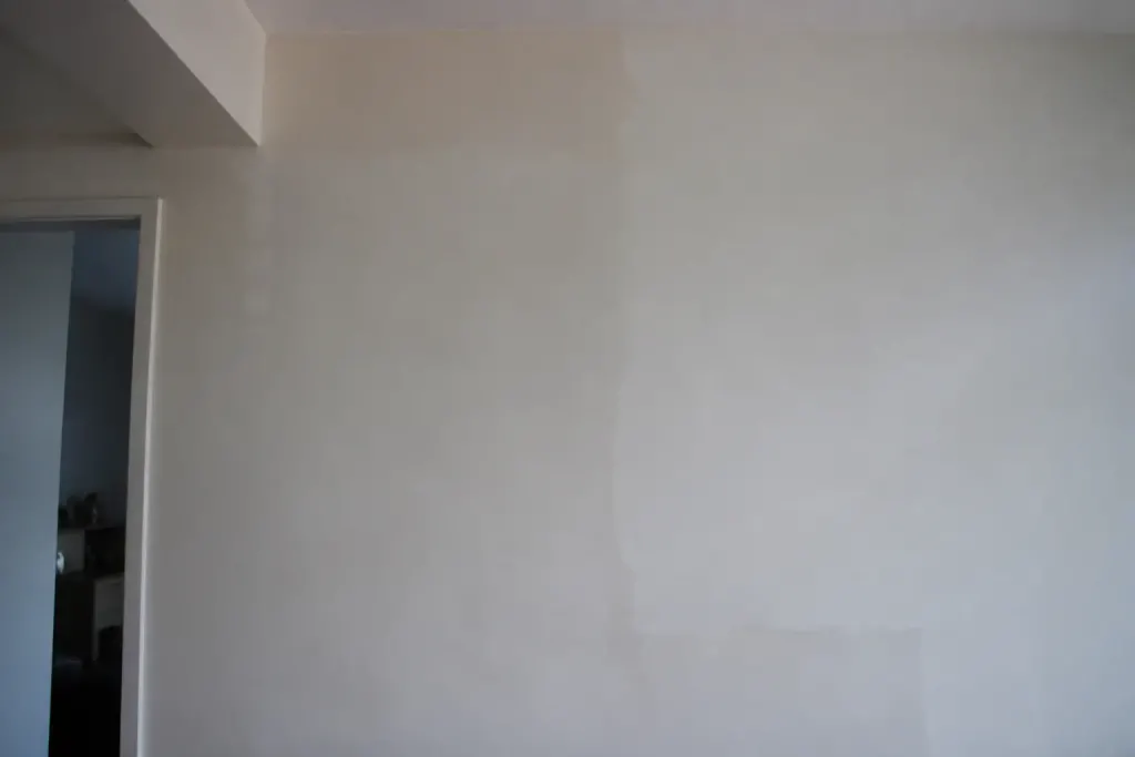 Peinture inegale sur mur montrant raccords visibles