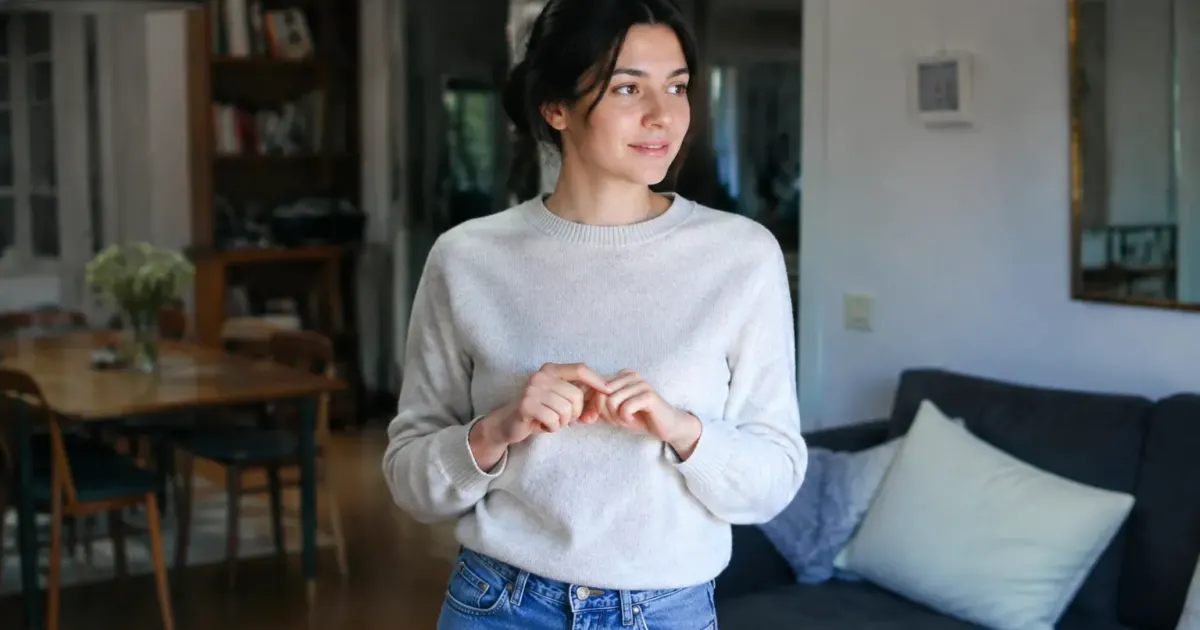 Personne nez pince doigts debout interieur maison