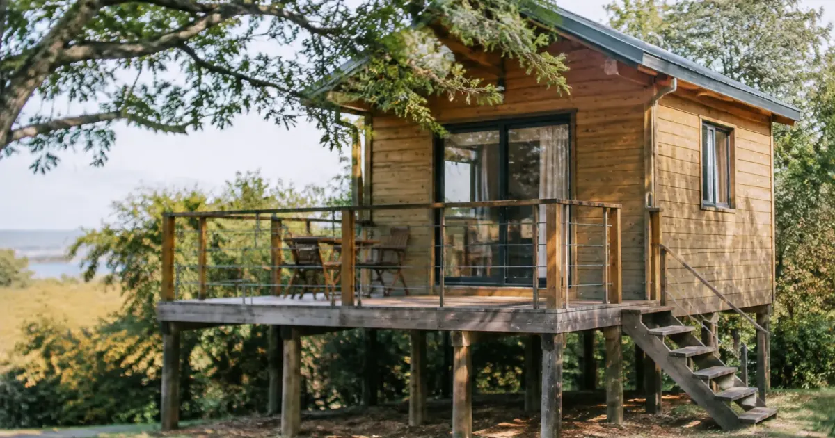 Petit pavillon en bois sur pilotis avec terrasse