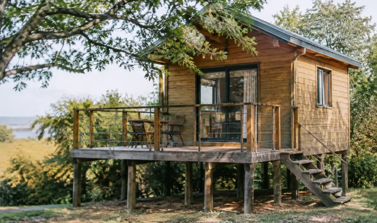 Petit pavillon en bois sur pilotis avec terrasse
