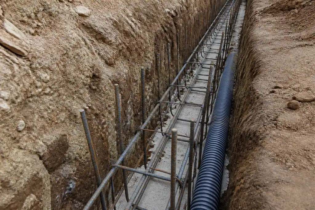 Tranchee de fondation avec armatures et tuyau de drainage